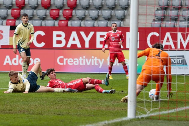 A-Junioren Bundesliga Sued Suedwest FC Bayern Muenchen U19 - TSG Hoffenheim U19 01.10.2022 Luka KLANAC (FCB 9) bringt den Ball nicht ins Tor