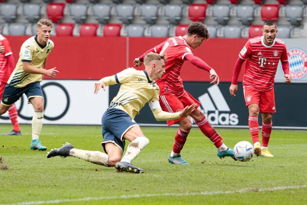 A-Junioren Bundesliga Sued Suedwest FC Bayern Muenchen U19 - TSG Hoffenheim U19 01.10.2022 Luka KLANAC (FCB 9) setzt sich gegen Tim DREXLER (TSG 5) durch