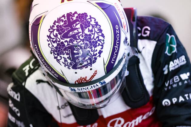 ZHOU Guanyu (chi), Alfa Romeo F1 Team ORLEN C42, portrait during the Formula 1 Singapore Airlines Singapore Grand Prix 2022, 17th round of the 2022 FIA Formula One World Championship, WM, Weltmeisterschaft from September 30 to October 02, 2022 on the Marina Bay Street Circuit, in Singapore - F1 - SINGAPORE GRAND PRIX 2022 DPPI Panoramic  G00D3476