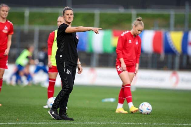 1. Frauen-Bundesliga; Koeln vs. Turbine Potsdam, 01.10.2022 Koeln, 01.October - Mirella Junker (Co-Trainerin 1. FC Koeln) vor der Begegnung 1. FC Koeln gegen den 1. FFC Turbine Potsdam an Spieltag 3 der Frauen-Fussball-Bundesliga am 01.10.2022 im Franz-Kremer-Stadion in Koeln (Nordrhein-Westfalen). DFL REGULATIONS PROHIBIT ANY USE OF PHOTOGRAPHS AS IMAGE SEQUENCES AND OR QUASI-VIDEO. Copyright: xBEAUTIFULxSPORTS AxelxKohringx