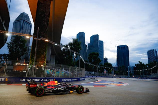 01 VERSTAPPEN Max (nld), Red Bull Racing RB18, action during the Formula 1 Singapore Airlines Singapore Grand Prix 2022, 17th round of the 2022 FIA Formula One World Championship, WM, Weltmeisterschaft from September 30 to October 02, 2022 on the Marina Bay Street Circuit, in Singapore - F1 - SINGAPORE GRAND PRIX 2022 DPPI Panoramic  _V2_1762
