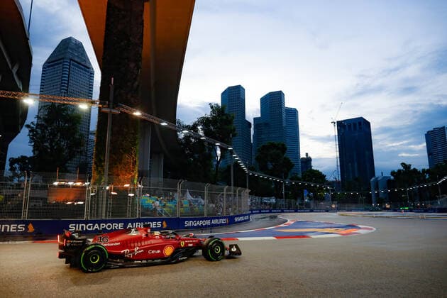 16 LECLERC Charles (mco), Scuderia Ferrari F1-75, action during the Formula 1 Singapore Airlines Singapore Grand Prix 2022, 17th round of the 2022 FIA Formula One World Championship, WM, Weltmeisterschaft from September 30 to October 02, 2022 on the Marina Bay Street Circuit, in Singapore - F1 - SINGAPORE GRAND PRIX 2022 DPPI Panoramic  _V2_1783