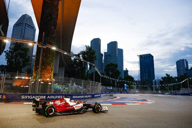24 ZHOU Guanyu (chi), Alfa Romeo F1 Team ORLEN C42, action during the Formula 1 Singapore Airlines Singapore Grand Prix 2022, 17th round of the 2022 FIA Formula One World Championship, WM, Weltmeisterschaft from September 30 to October 02, 2022 on the Marina Bay Street Circuit, in Singapore - F1 - SINGAPORE GRAND PRIX 2022 DPPI Panoramic  _V2_1794