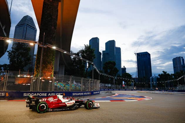 77 BOTTAS Valtteri (fin), Alfa Romeo F1 Team ORLEN C42, action during the Formula 1 Singapore Airlines Singapore Grand Prix 2022, 17th round of the 2022 FIA Formula One World Championship, WM, Weltmeisterschaft from September 30 to October 02, 2022 on the Marina Bay Street Circuit, in Singapore - F1 - SINGAPORE GRAND PRIX 2022 DPPI Panoramic  _V2_1824