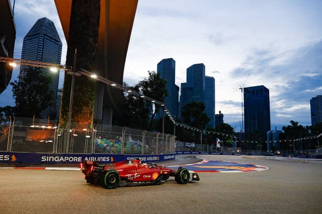 55 SAINZ Carlos (spa), Scuderia Ferrari F1-75, action during the Formula 1 Singapore Airlines Singapore Grand Prix 2022, 17th round of the 2022 FIA Formula One World Championship, WM, Weltmeisterschaft from September 30 to October 02, 2022 on the Marina Bay Street Circuit, in Singapore - F1 - SINGAPORE GRAND PRIX 2022 DPPI Panoramic  _V2_1851