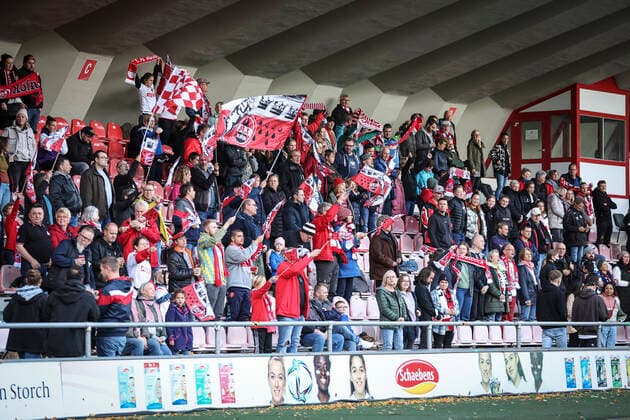 1. Frauen-Bundesliga; Koeln vs. Turbine Potsdam, 01.10.2022 Koeln, 01.October - Koelner Fans vor der Begegnung 1. FC Koeln gegen den 1. FFC Turbine Potsdam an Spieltag 3 der Frauen-Fussball-Bundesliga am 01.10.2022 im Franz-Kremer-Stadion in Koeln (Nordrhein-Westfalen). DFL REGULATIONS PROHIBIT ANY USE OF PHOTOGRAPHS AS IMAGE SEQUENCES AND OR QUASI-VIDEO. Copyright: xBEAUTIFULxSPORTS AxelxKohringx