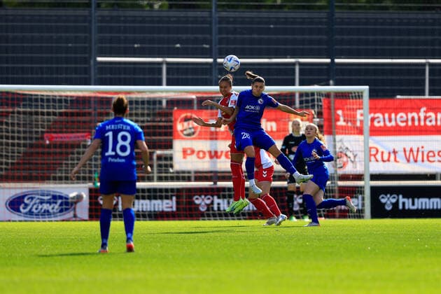 Flyeralarm Frauen Bundesliga 2022-2023, 1. FC Köln - 1. FFC Turbine Potsdam Martyna Wiankowska (TP, 26) im Luftzweikampf Köln Franz-Kremer-Stadion, Rasenplatz NRW Deutschland