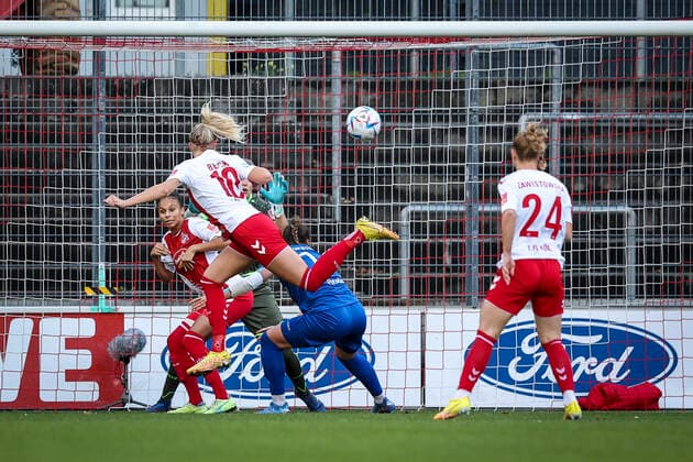 1. Frauen-Bundesliga; Koeln vs. Turbine Potsdam, 01.10.2022 Koeln, 01.October - Das 1:0 durch Sharon Beck ( 10, 1. FC Koeln) waehrend der Begegnung 1. FC Koeln gegen den 1. FFC Turbine Potsdam an Spieltag 3 der Frauen-Fussball-Bundesliga am 01.10.2022 im Franz-Kremer-Stadion in Koeln (Nordrhein-Westfalen). DFL REGULATIONS PROHIBIT ANY USE OF PHOTOGRAPHS AS IMAGE SEQUENCES AND OR QUASI-VIDEO. Copyright: xBEAUTIFULxSPORTS AxelxKohringx
