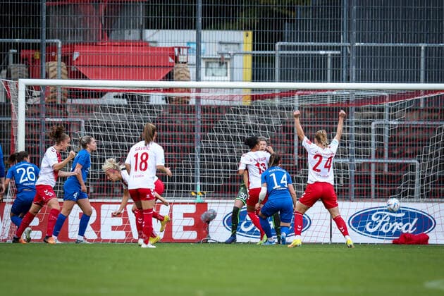 1. Frauen-Bundesliga; Koeln vs. Turbine Potsdam, 01.10.2022 Koeln, 01.October - Das 1:0 durch Sharon Beck ( 10, 1. FC Koeln) waehrend der Begegnung 1. FC Koeln gegen den 1. FFC Turbine Potsdam an Spieltag 3 der Frauen-Fussball-Bundesliga am 01.10.2022 im Franz-Kremer-Stadion in Koeln (Nordrhein-Westfalen). DFL REGULATIONS PROHIBIT ANY USE OF PHOTOGRAPHS AS IMAGE SEQUENCES AND OR QUASI-VIDEO. Copyright: xBEAUTIFULxSPORTS AxelxKohringx