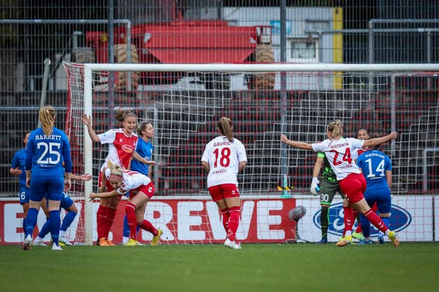 1. Frauen-Bundesliga; Koeln vs. Turbine Potsdam, 01.10.2022 Koeln, 01.October - Das 1:0 durch Sharon Beck ( 10, 1. FC Koeln) waehrend der Begegnung 1. FC Koeln gegen den 1. FFC Turbine Potsdam an Spieltag 3 der Frauen-Fussball-Bundesliga am 01.10.2022 im Franz-Kremer-Stadion in Koeln (Nordrhein-Westfalen). DFL REGULATIONS PROHIBIT ANY USE OF PHOTOGRAPHS AS IMAGE SEQUENCES AND OR QUASI-VIDEO. Copyright: xBEAUTIFULxSPORTS AxelxKohringx