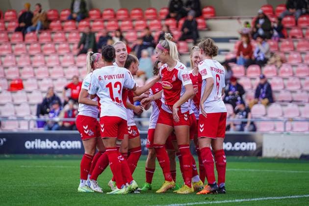 Cologne, Germany, October 1st 2022: Playres of 1. FC Koeln celebrate the first goal during the FLYERALARM Frauen-Bundesliga match between 1. FC Koeln and Turbine Potsdam at Franz-Kremer-Stadium, Cologne. (Norina Toenges Sports Press Photo SPP) Copyright: xNorinaxToenges SportsxPressxPhotx spp-en-NoToPrPh-20221001-DSC02664