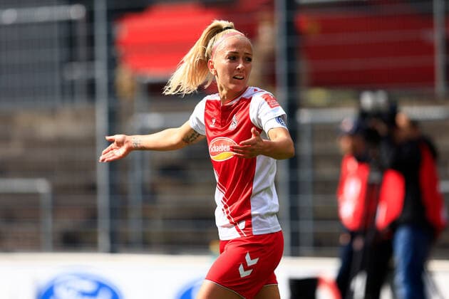 Flyeralarm Frauen Bundesliga 2022-2023, 1. FC Köln - 1. FFC Turbine Potsdam Mandy Islacker (FC, 8) verzweifelt enttäuscht Köln Franz-Kremer-Stadion, Rasenplatz NRW Deutschland