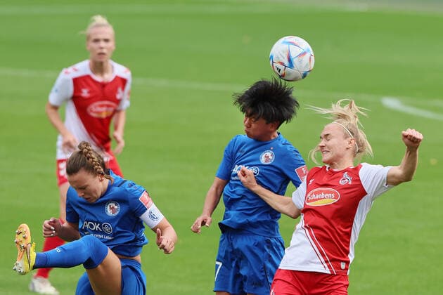 1.FC Köln vs. Turbine Potsdam, Fussball Frauen, 1. Bundesliga, von links: Viktoria Schwalm, Mal Kyokawa (Turbine), Sarah Maria Puntigam (1.FC Köln), Bild: , 01.10.2022