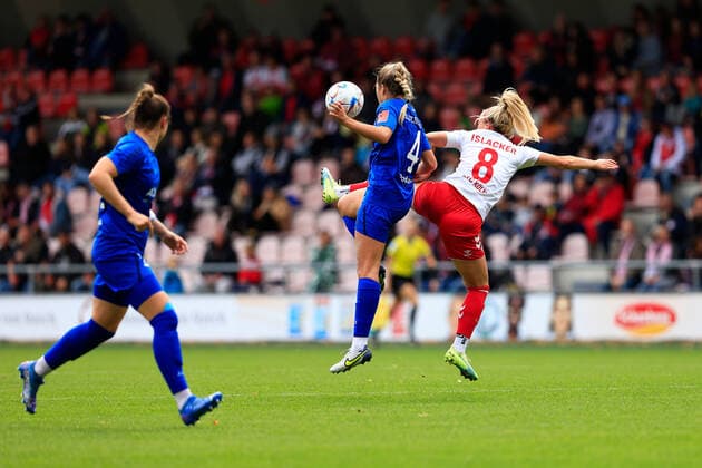 Flyeralarm Frauen Bundesliga 2022-2023, 1. FC Köln - 1. FFC Turbine Potsdam Luftzweikampf Irena Kuznezov (TP, 4), Mandy Islacker (FC, 8) Köln Franz-Kremer-Stadion, Rasenplatz NRW Deutschland