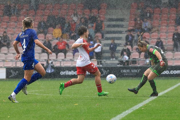 Flyeralarm Frauen Bundesliga 2022-2023, 1. FC Köln - 1. FFC Turbine Potsdam Jil Frehse (TP, 22) rettet vor Alicia Gudorf (FC, 12) Köln Franz-Kremer-Stadion, Rasenplatz NRW Deutschland