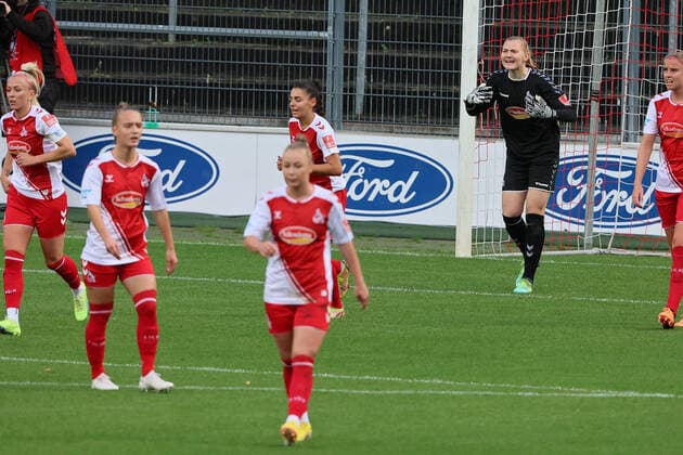 1.FC Köln vs. Turbine Potsdam, Fussball Frauen, 1. Bundesliga, Torhüterin Manon Klett (1.FC Köln) nach dem 2. Gegentor Bild: , 01.10.2022
