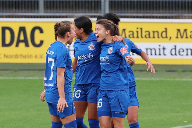 1.FC Köln vs. Turbine Potsdam, Fussball Frauen, 1. Bundesliga, von links: Viktoria Schwalm, Torschützin Martyna Wiankowska (Potsdam) nach dem Tor zum 2:1, Bild: , 01.10.2022
