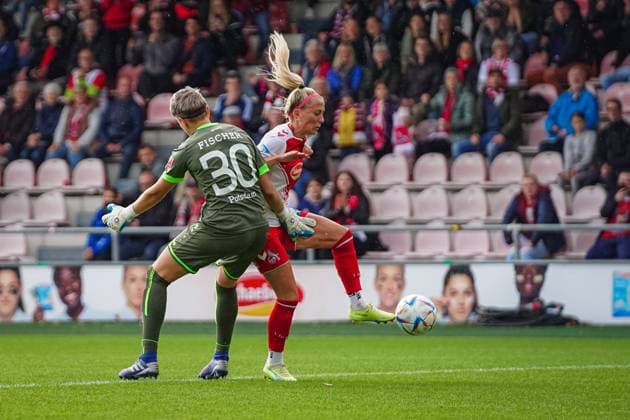 Cologne, Germany, October 1st 2022: Goalkeeper Vanessa Fischer (30 Potsdam) stops Mandy Islacker (8 Koeln) Copyright: xNorinaxToenges SportsxPressxPhotx spp-en-NoToPrPh-20221001-DSC02697