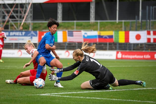 1. Frauen-Bundesliga; Koeln vs. Turbine Potsdam, 01.10.2022 Koeln, 01.October - Celina Degen ( 5, 1. FC Koeln), Mai Kyokawa ( 7, 1. FFC Turbine Potsdam), Manon Klett ( 30, 1. FC Koeln) waehrend der Begegnung 1. FC Koeln gegen den 1. FFC Turbine Potsdam an Spieltag 3 der Frauen-Fussball-Bundesliga am 01.10.2022 im Franz-Kremer-Stadion in Koeln (Nordrhein-Westfalen). DFL REGULATIONS PROHIBIT ANY USE OF PHOTOGRAPHS AS IMAGE SEQUENCES AND OR QUASI-VIDEO. Copyright: xBEAUTIFULxSPORTS AxelxKohringx