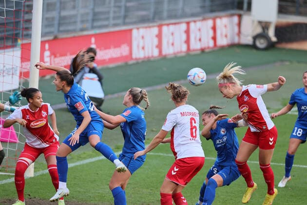 1.FC Köln vs. Turbine Potsdam, Fussball Frauen, 1. Bundesliga, rechts: Sharon Beck (1. FC Köln) mit dem Tor zum 1:0, Bild: , 01.10.2022