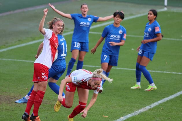 1.FC Köln vs. Turbine Potsdam, Fussball Frauen, 1. Bundesliga, Jubel um Sharon Beck (vorne, 1. FC Köln) nach dem Tor zum 1:0, Bild: , 01.10.2022