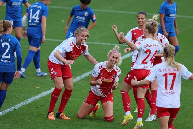 1.FC Köln vs. Turbine Potsdam, Fussball Frauen, 1. Bundesliga, Jubel um Sharon Beck (kniend, 1. FC Köln) nach dem Tor zum 1:0, Bild: , 01.10.2022