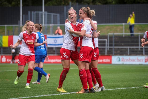 1. Frauen-Bundesliga; Koeln vs. Turbine Potsdam, 01.10.2022 Koeln, 01.October - Freude bei den Koelnerinnen ueber das Eigentor zum 2:2 waehrend der Begegnung 1. FC Koeln gegen den 1. FFC Turbine Potsdam an Spieltag 3 der Frauen-Fussball-Bundesliga am 01.10.2022 im Franz-Kremer-Stadion in Koeln (Nordrhein-Westfalen). Vorne Sharon Beck ( 10, 1. FC Koeln), Myrthe Moorrees ( 6, 1. FC Koeln). DFL REGULATIONS PROHIBIT ANY USE OF PHOTOGRAPHS AS IMAGE SEQUENCES AND OR QUASI-VIDEO. Copyright: xBEAUTIFULxSPORTS AxelxKohringx