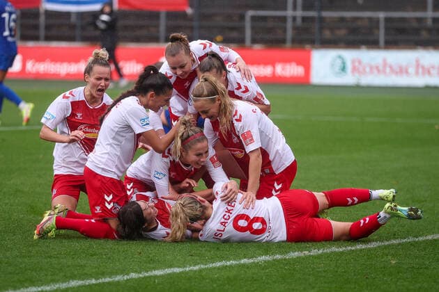 Sport Themen der Woche KW39 1. Frauen-Bundesliga; Koeln vs. Turbine Potsdam, 01.10.2022 Koeln, 01.October - Freude ueber das 3:2 durch Mandy Islacker ( 8, 1. FC Koeln) waehrend der Begegnung 1. FC Koeln gegen den 1. FFC Turbine Potsdam an Spieltag 3 der Frauen-Fussball-Bundesliga am 01.10.2022 im Franz-Kremer-Stadion in Koeln (Nordrhein-Westfalen). DFL REGULATIONS PROHIBIT ANY USE OF PHOTOGRAPHS AS IMAGE SEQUENCES AND OR QUASI-VIDEO. *** 1 Frauen Bundesliga Koeln vs Turbine Potsdam, 01 10 2022 Koeln, 01 October Joy about the 3 2 by Mandy Islacker 8, 1 FC Koeln during the match 1 FC Koeln vs 1 FFC Turbine Potsdam on match day 3 of the womens soccer Bundesliga on 01 10 2022 at the Franz Kremer Stadium in Koeln North Rhine Westphalia DFL REGULATES PROHIBIT ANY USE OF PHOTOGRAPHS AS IMAGE SEQUENCES AND OR QUASI VIDEO Copyright: xBEAUTIFULxSPORTS AxelxKohringx