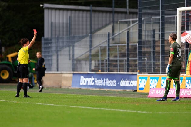 Flyeralarm Frauen Bundesliga 2022-2023, 1. FC Köln - 1. FFC Turbine Potsdam Schiedsrichterin Dusche zeigt Vanessa Fischer (TP, 30) die Rote Karte nach Notbremse Köln Franz-Kremer-Stadion, Rasenplatz NRW Deutschland *** Flyeralarm Frauen Bundesliga 2022 2023, 1 FC Köln 1 FFC Turbine Potsdam referee shower shows Vanessa Fischer TP, 30 the red card after emergency brake Cologne Franz Kremer Stadium, grass field NRW Germany
