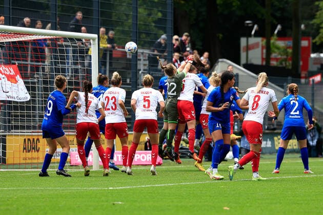 Flyeralarm Frauen Bundesliga 2022-2023, 1. FC Köln - 1. FFC Turbine Potsdam Eigentor zum 2:2 Ausgleich für 1. FC Köln Köln Franz-Kremer-Stadion, Rasenplatz NRW Deutschland
