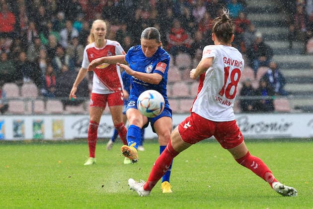 Flyeralarm Frauen Bundesliga 2022-2023, 1. FC Köln - 1. FFC Turbine Potsdam Heftige Regenschauer beim Spiel mit Maria Plattner (TP, 6), Andrea Gavric (FC, 18) Köln Franz-Kremer-Stadion, Rasenplatz NRW Deutschland