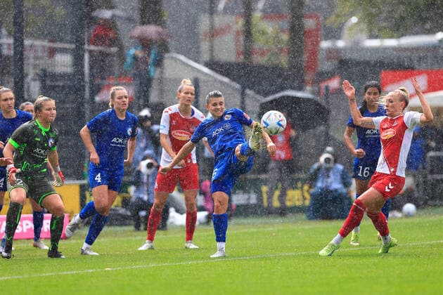 Flyeralarm Frauen Bundesliga 2022-2023, 1. FC Köln - 1. FFC Turbine Potsdam Strafraumszene mit Mandy Islacker (FC, 8), Irena Kuznezov (TP, 4) Köln Franz-Kremer-Stadion, Rasenplatz NRW Deutschland