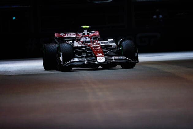 24 ZHOU Guanyu (chi), Alfa Romeo F1 Team ORLEN C42, action during the Formula 1 Singapore Airlines Singapore Grand Prix 2022, 17th round of the 2022 FIA Formula One World Championship, WM, Weltmeisterschaft from September 30 to October 02, 2022 on the Marina Bay Street Circuit, in Singapore - F1 - SINGAPORE GRAND PRIX 2022 DPPI Panoramic  _V2_2318