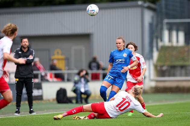 1. Frauen-Bundesliga; Koeln vs. Turbine Potsdam, 01.10.2022 Koeln, 01.October - Sharon Beck ( 10, 1. FC Koeln), Viktoria Schwalm ( 17, 1. FFC Turbine Potsdam) waehrend der Begegnung 1. FC Koeln gegen den 1. FFC Turbine Potsdam an Spieltag 3 der Frauen-Fussball-Bundesliga am 01.10.2022 im Franz-Kremer-Stadion in Koeln (Nordrhein-Westfalen). DFL REGULATIONS PROHIBIT ANY USE OF PHOTOGRAPHS AS IMAGE SEQUENCES AND OR QUASI-VIDEO. Copyright: xBEAUTIFULxSPORTS AxelxKohringx