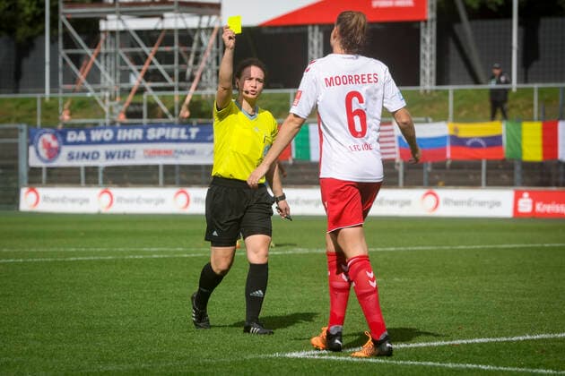1. Frauen-Bundesliga; Koeln vs. Turbine Potsdam, 01.10.2022 Koeln, 01.October - Gelb fuer Myrthe Moorrees ( 6, 1. FC Koeln) waehrend der Begegnung 1. FC Koeln gegen den 1. FFC Turbine Potsdam an Spieltag 3 der Frauen-Fussball-Bundesliga am 01.10.2022 im Franz-Kremer-Stadion in Koeln (Nordrhein-Westfalen). DFL REGULATIONS PROHIBIT ANY USE OF PHOTOGRAPHS AS IMAGE SEQUENCES AND OR QUASI-VIDEO. Copyright: xBEAUTIFULxSPORTS AxelxKohringx