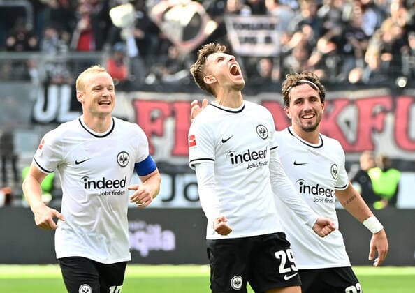 Sport Themen der Woche KW39 Fussball, Herren, Saison 2022 2023, 1. Bundesliga (8. Spieltag), Eintracht Frankfurt - 1. FC Union Berlin, v. l. Sebastian Rode (Eintracht Frankfurt), Jesper Lindström (Eintracht Frankfurt), Luca Pellegrini (Eintracht Frankfurt), Jubel nach Tor zum 2:0, 01.10. 2022, *** Football, men, season 2022 2023, 1 Bundesliga 8 matchday , Eintracht Frankfurt 1 FC Union Berlin, v l Sebastian Rode Eintracht Frankfurt , Jesper Lindström Eintracht Frankfurt , Luca Pellegrini Eintracht Frankfurt , cheering after goal to 2 0, 01 10 2022, Copyright: xMatthiasxKochx