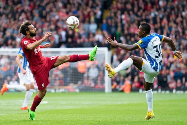 Bilder des Jahres, Sport 10 Oktober Sport Themen der Woche KW39 Football - 2022 2023 Premier League - Liverpool vs Bright & Hove Albion - Anfield - Saturday 1st October 2022 Liverpool s Mohamed Salahv battles with Brighton Hove & Albion Pervis Estupinan COLORSPORT Terry Donnelly 