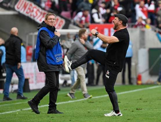 Sport Bilder des Tages 01.10.2022, Koeln, Germany, Rhein-Energie-Stadion, 1. FC Koeln vs Borussia Dortmund - 1. Bundesliga, Trainer Steffen Baumgart (1. FC Koeln) jubelt, Jubel beim Schlusspfiff (Foto Ralf Treese) DFB DFL REGULATIONS PROHIBIT ANY USE OF PHOTOGRAPHS AS IMAGE SEQUENCES AND OR QUASI-VIDEO. Koeln Rhein-Energie-Stadion North Rhine-Westphalia Germany