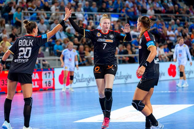 Handball, Frauen: Länderspiel, Frankreich - Deutschland v.li. Emily Boelk Bölk (Deutschland Ferencvaros Budapest), Meike Schmelzer (Deutschland), Xenia Smits (Deutschland Bietigheim) Metz Arenes de Metz Frankreich