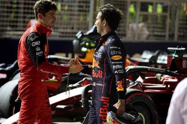 FORMULA 1 SINGAPORE AIRLINES SINGAPORE GRAND PRIX 2022 01.10.2022, Marina Bay Street Circuit, Singapore, FORMULA 1 SINGAPORE AIRLINES SINGAPORE GRAND PRIX 2022 ,im Bild Sergio Perez (MEX), Oracle Red Bull Racing gratuliert Charles Leclerc (MCO), Scuderia Ferrari zur Poleposition. .