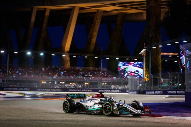 63 RUSSELL George (gbr), Mercedes AMG F1 Team W13, action during the Formula 1 Singapore Airlines Singapore Grand Prix 2022, 17th round of the 2022 FIA Formula One World Championship, WM, Weltmeisterschaft from September 30 to October 02, 2022 on the Marina Bay Street Circuit, in Singapore - F1 - SINGAPORE GRAND PRIX 2022 DPPI Panoramic  00122039_AV6_4485