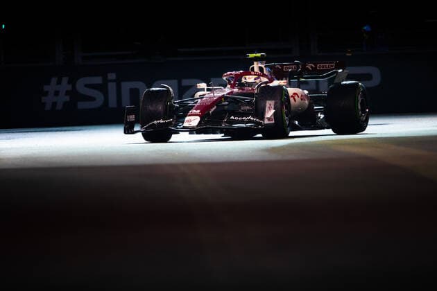 24 ZHOU Guanyu (chi), Alfa Romeo F1 Team ORLEN C42, action during the Formula 1 Singapore Airlines Singapore Grand Prix 2022, 17th round of the 2022 FIA Formula One World Championship, WM, Weltmeisterschaft from September 30 to October 02, 2022 on the Marina Bay Street Circuit, in Singapore - F1 - SINGAPORE GRAND PRIX 2022 DPPI Panoramic  00122039__V2_2314