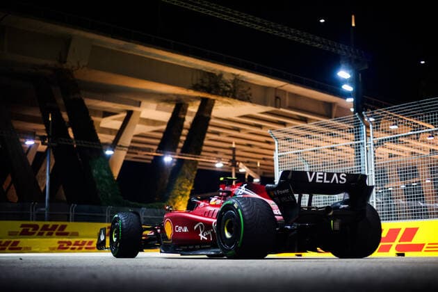 55 SAINZ Carlos (spa), Scuderia Ferrari F1-75, action during the Formula 1 Singapore Airlines Singapore Grand Prix 2022, 17th round of the 2022 FIA Formula One World Championship, WM, Weltmeisterschaft from September 30 to October 02, 2022 on the Marina Bay Street Circuit, in Singapore - F1 - SINGAPORE GRAND PRIX 2022 DPPI Panoramic  00122039_AV6_4709