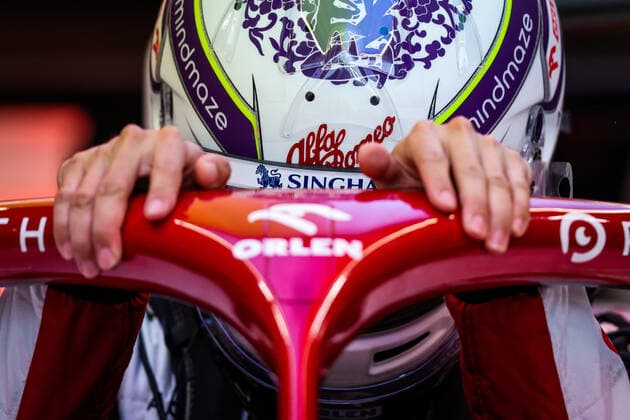 ZHOU Guanyu (chi), Alfa Romeo F1 Team ORLEN C42, portrait during the Formula 1 Singapore Airlines Singapore Grand Prix 2022, 17th round of the 2022 FIA Formula One World Championship, WM, Weltmeisterschaft from September 30 to October 02, 2022 on the Marina Bay Street Circuit, in Singapore - F1 - SINGAPORE GRAND PRIX 2022 DPPI Panoramic  20221001_G00D3486