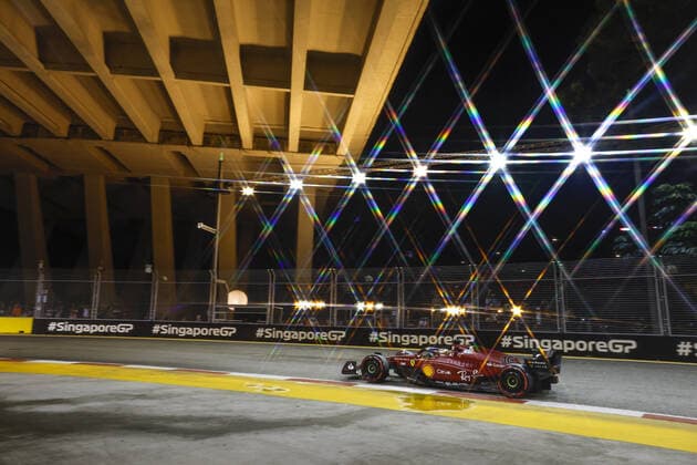 16 LECLERC Charles (mco), Scuderia Ferrari F1-75, action during the Formula 1 Singapore Airlines Singapore Grand Prix 2022, 17th round of the 2022 FIA Formula One World Championship, WM, Weltmeisterschaft from September 30 to October 02, 2022 on the Marina Bay Street Circuit, in Singapore - F1 - SINGAPORE GRAND PRIX 2022 DPPI Panoramic  F12022GP17SIN_JK135338