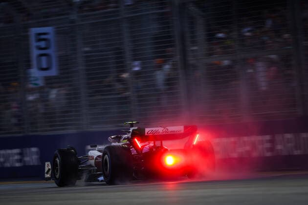 24 ZHOU Guanyu (chi), Alfa Romeo F1 Team ORLEN C42, action during the Formula 1 Singapore Airlines Singapore Grand Prix 2022, 17th round of the 2022 FIA Formula One World Championship, WM, Weltmeisterschaft from September 30 to October 02, 2022 on the Marina Bay Street Circuit, in Singapore - F1 - SINGAPORE GRAND PRIX 2022 DPPI Panoramic  20221001_G00D3795