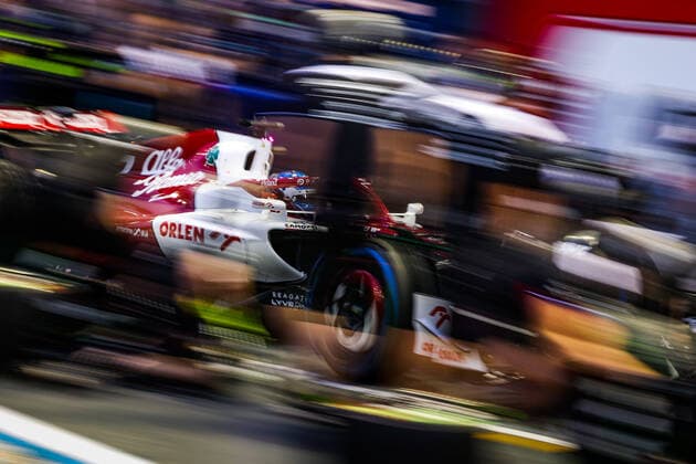 77 BOTTAS Valtteri (fin), Alfa Romeo F1 Team ORLEN C42, action during the Formula 1 Singapore Airlines Singapore Grand Prix 2022, 17th round of the 2022 FIA Formula One World Championship, WM, Weltmeisterschaft from September 30 to October 02, 2022 on the Marina Bay Street Circuit, in Singapore - F1 - SINGAPORE GRAND PRIX 2022 DPPI Panoramic  20221001_GOOD2672