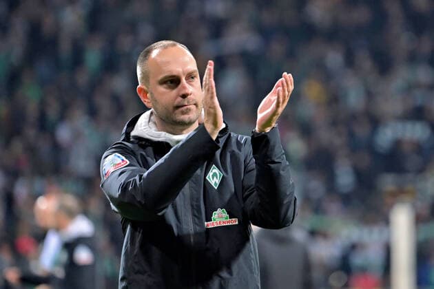 GER, 1. FBL, SV Werder Bremen vs Borussia Moenchengladbach 01.10.2022, wohninvest Weserstadion, Bremen, GER, 1. FBL, SV Werder Bremen vs Borussia Moenchengladbach im Bild picture shows Spielende. Endstand 5:1 Trainer Ole Werner (Werder Bremen) Dank an die Fans nach dem Spiel