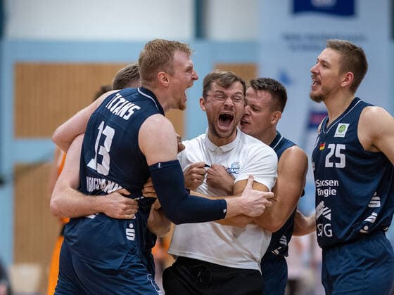 Sport Themen der Woche KW39 Georg Wilhelm Voigtmann (Dresden Titans, 13) jubelt mit Fabian Strauss (Dresden Titans, Headcoach), WiHa Panthers Schwenningen vs. Dresden Titans, Basketball, 2. Bundesliga, PRO A, 1. Spieltag, Saison 2022 2023, 01.10.2022, Eibner-Pressefoto Sascha Walther WiHa Panthers Schwenningen vs. Dresden Titans, Basketball, 2. Bundesliga, PRO A, 1. Spieltag, Saison 2022 2023, 01.10.2022 Deuttenberghalle *** Georg Wilhelm Voigtmann Dresden Titans, 13 cheers with Fabian Strauss Dresden Titans, head coach , WiHa Panthers Schwenningen vs Dresden Titans, basketball, 2 Bundesliga, PRO A, 1 match day, season 2022 2023, 01 10 2022, Eibner Pressefoto Sascha Walther WiHa Panthers Schwenningen vs Dresden Titans, basketball, 2 Bundesliga, PRO A, 1 match day, season 2022 2023, 01 10 2022 Deuttenberghalle Copyright: xEibner-Pressefotox EP_swa