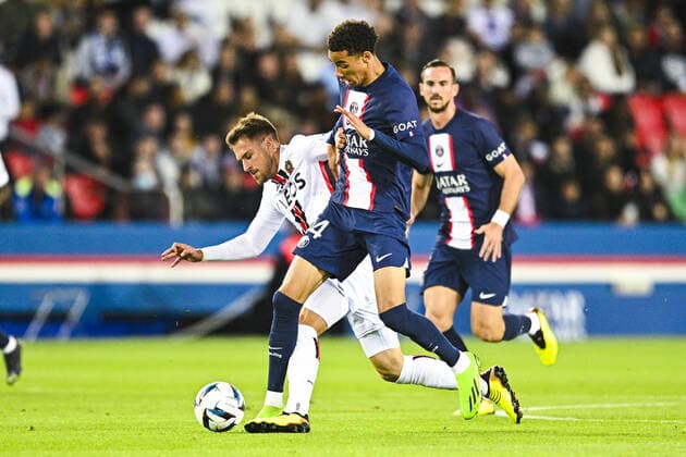 Hugo Ekitike (PSG) vs Aaron Ramsey (Nice) FOOTBALL : PSG vs Nice - Ligue1 Uber Eats - 01 10 2002 JBAutissier Panoramic 
